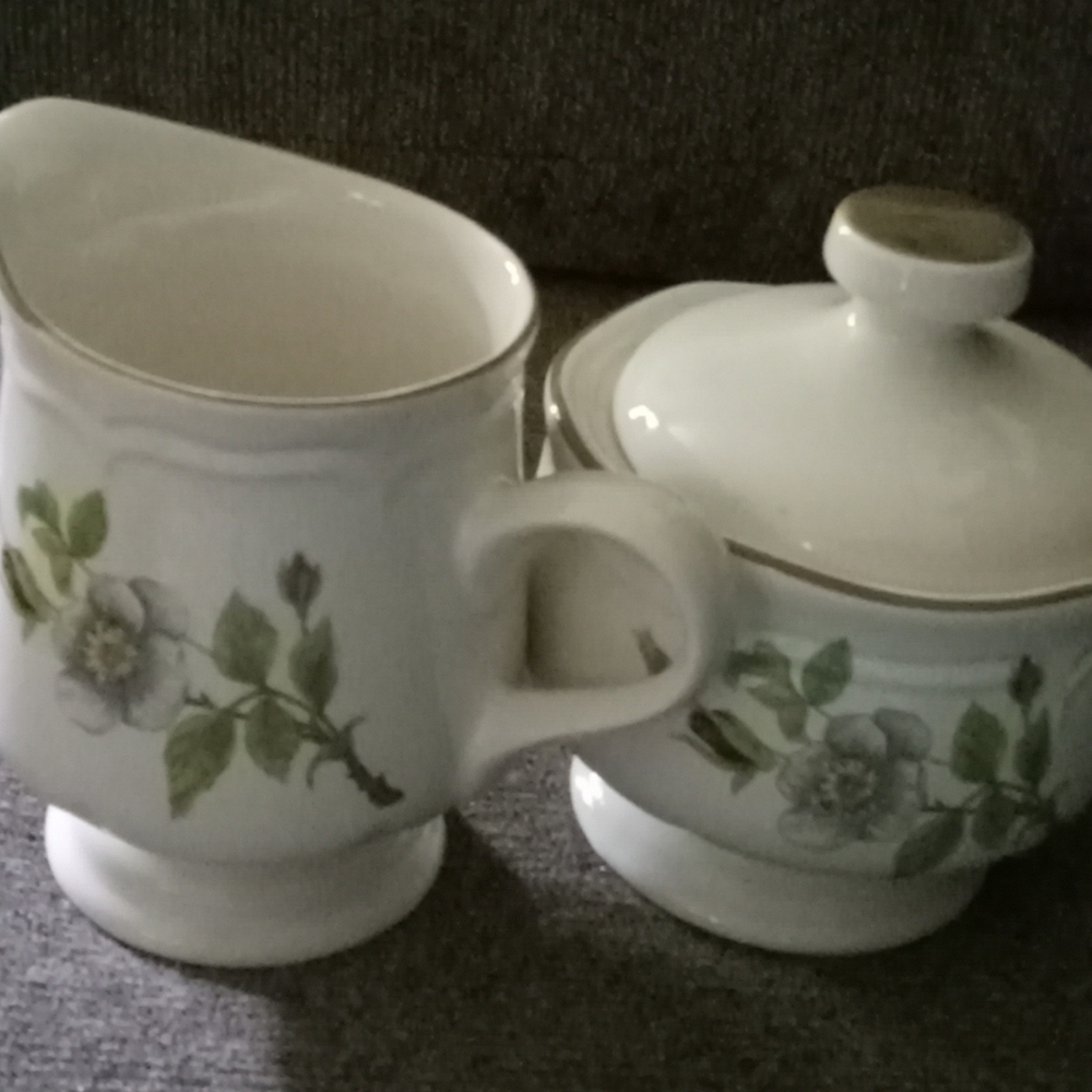 Sangostone Apple Blossom Korea Creamer & Sugar Bowl Set
